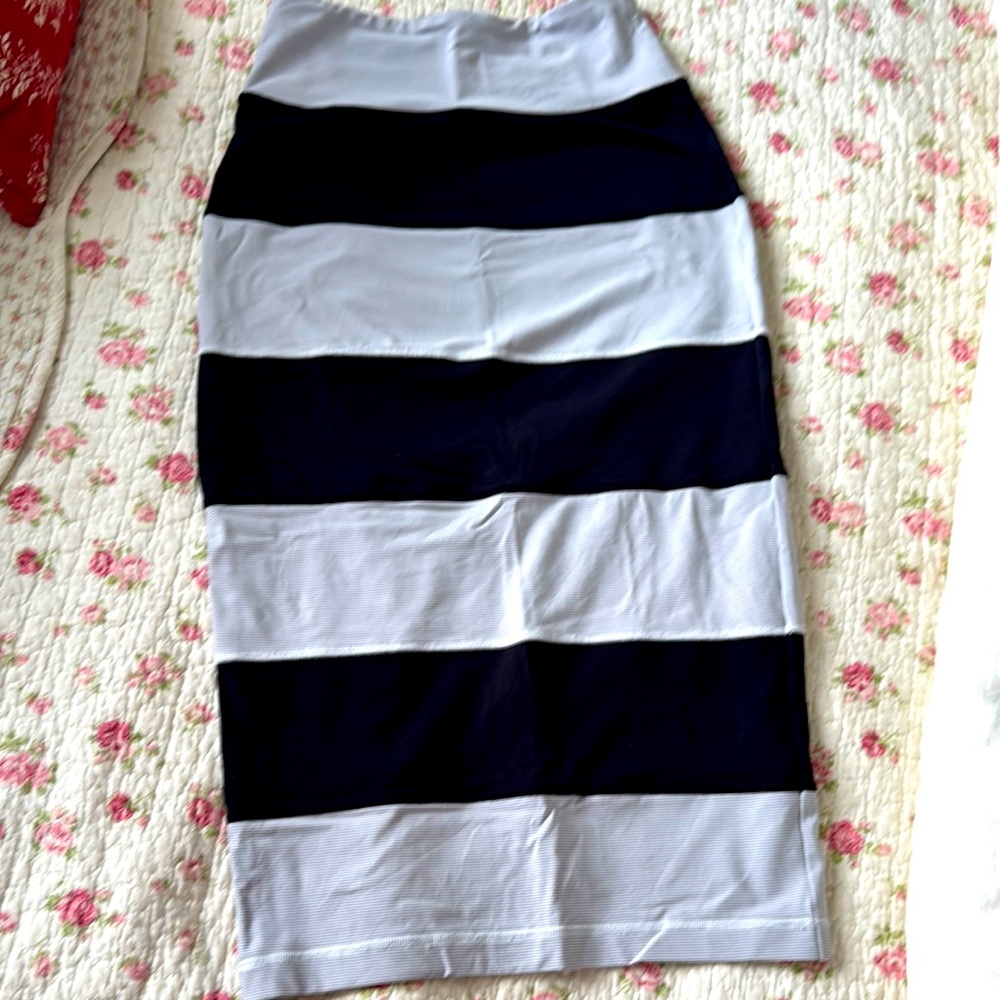 Lululemon size 4 yoga over striped compressive skirt, black gray white
